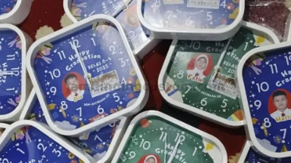 Jam Dinding Custom Sebagai Hadiah Perpisahan Kelas