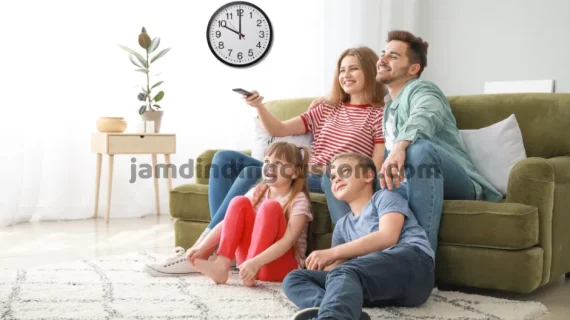 Gambar Jam Dinding Custom yang Cocok untuk Ruang Keluarga